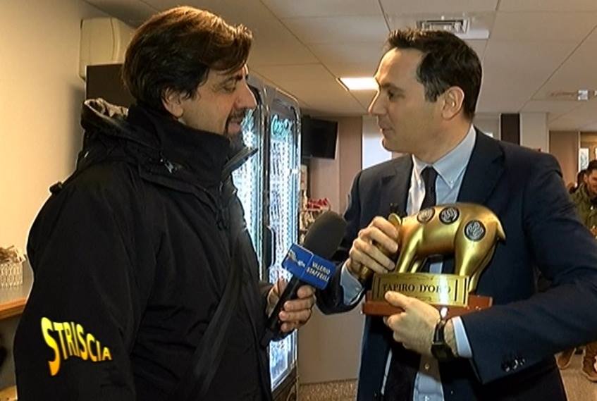 Valerio Staffelli ha appena consegnato il Tapiro a Filippo Vecchi