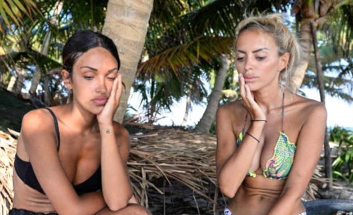 Elena Morali usa il telefono