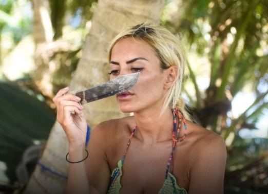 Naufraghe si truccano