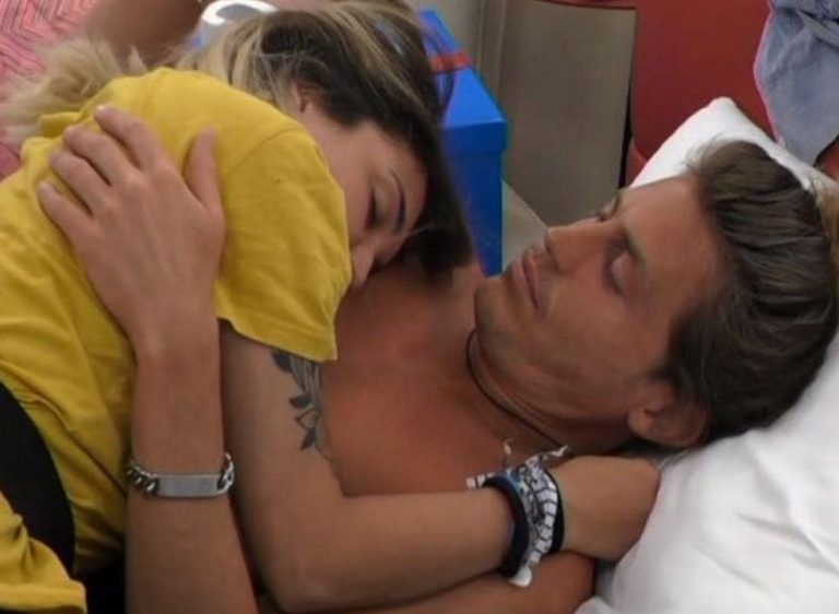 bacio tra veronica e simone