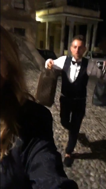 Daniele Bossari con i borsoni