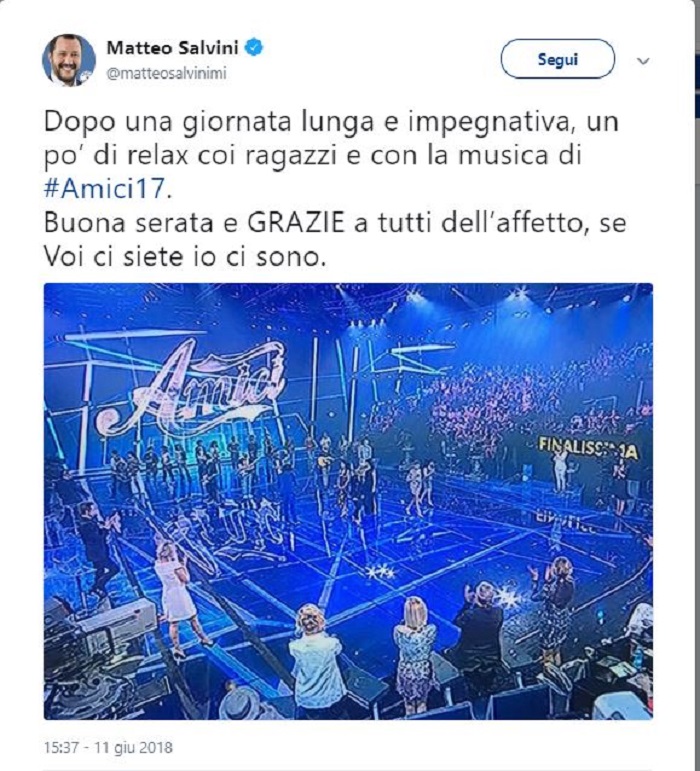 matteo salvini guarda amici