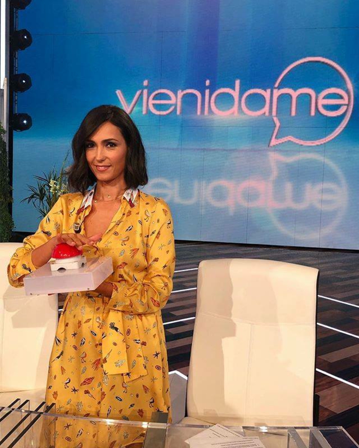 caterina balivo con abito giallo senape