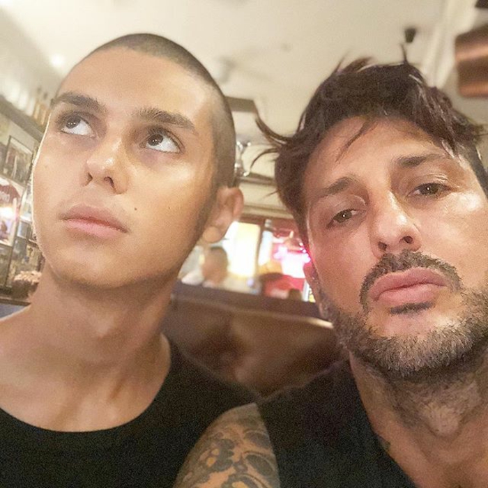 fabrizio corona viene alle mani poi si scusa