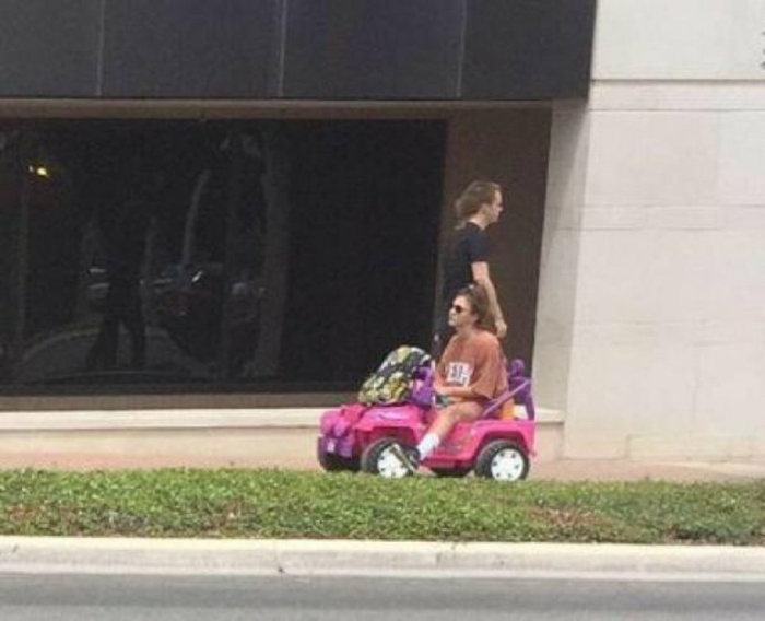 all'università con la jeep di barbie dopo il ritiro della patente