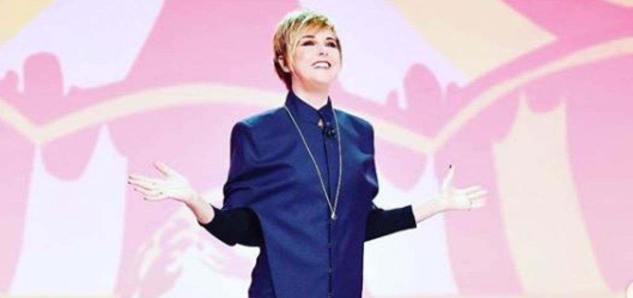 Nadia Toffa con la parrucca nera: “Giorno di cure, teniamoci allegri”