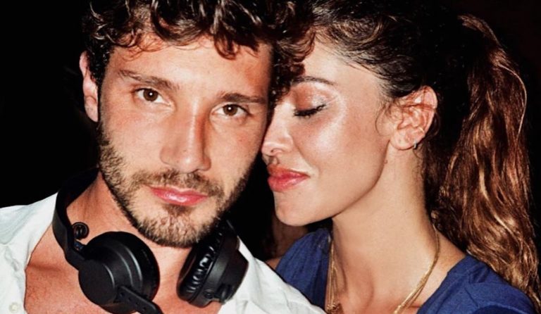 Belen e Stefano bacio