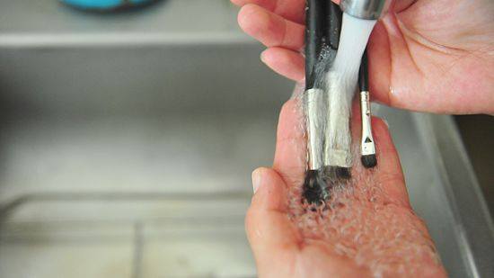 lavare pennelli trucco