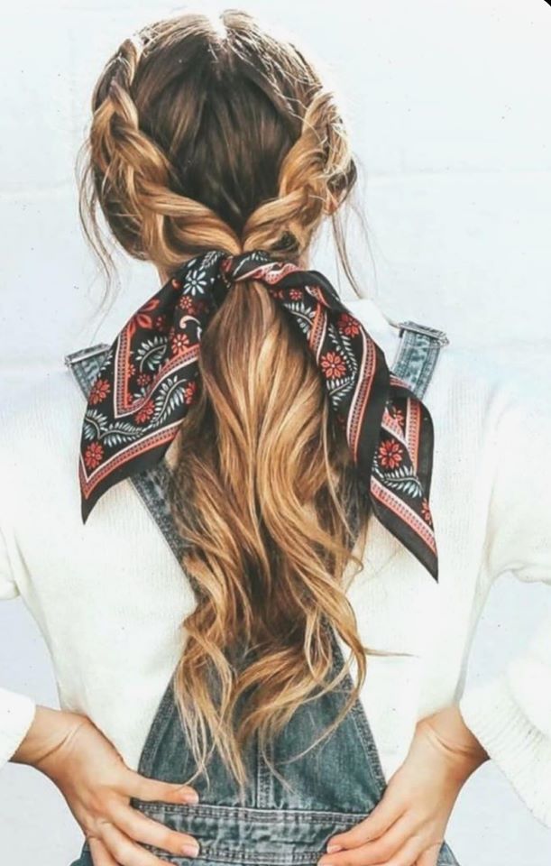 Semiraccolto con trecce e foulard