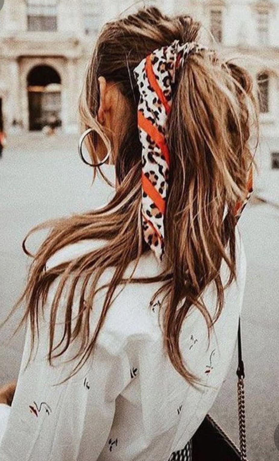 Acconciature con foulard eleganti