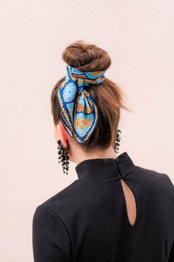 Acconciature con foulard eleganti