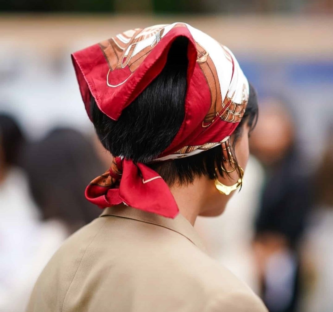 Acconciature con foulard eleganti