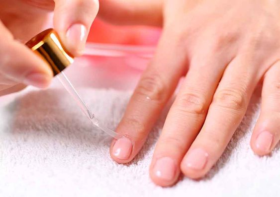 come mettere lo smalto senza sbavature