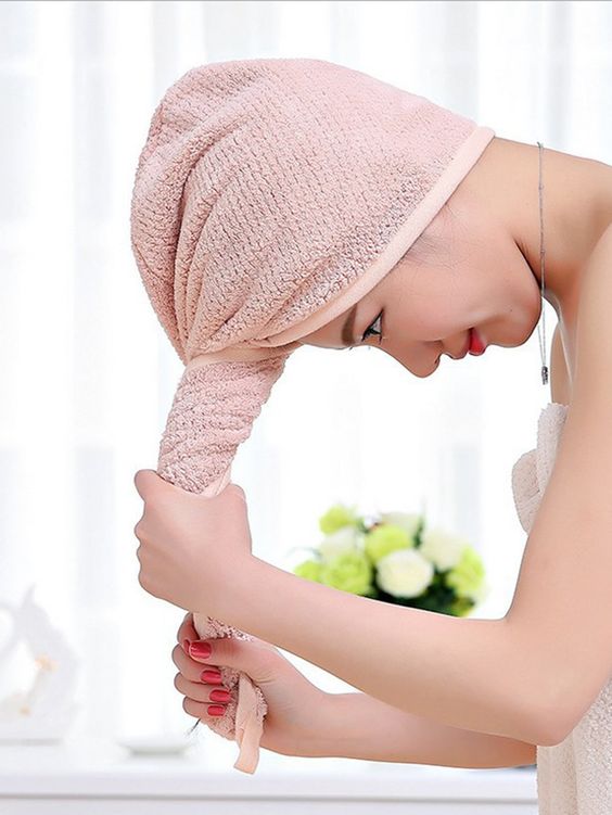 capelli asciugamano dopo shampoo