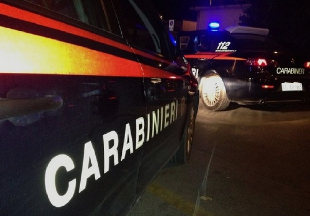 Reggio Emilia aggrediscono coppia in auto