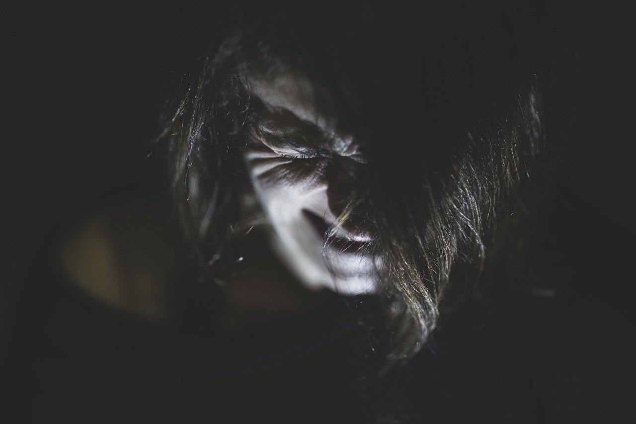 picchia minaccia moglie a Natale