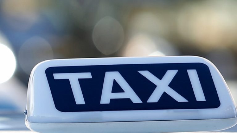 tassista abusa di due clienti