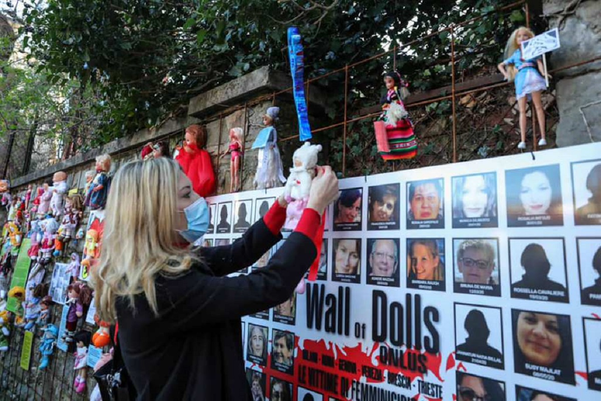 trieste violenza donne muro bambole