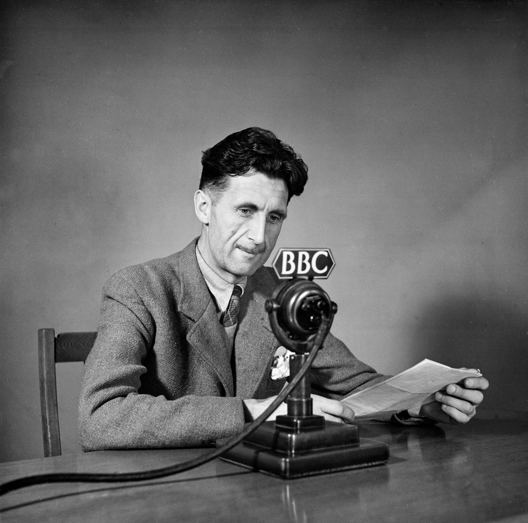 chi era george orwell