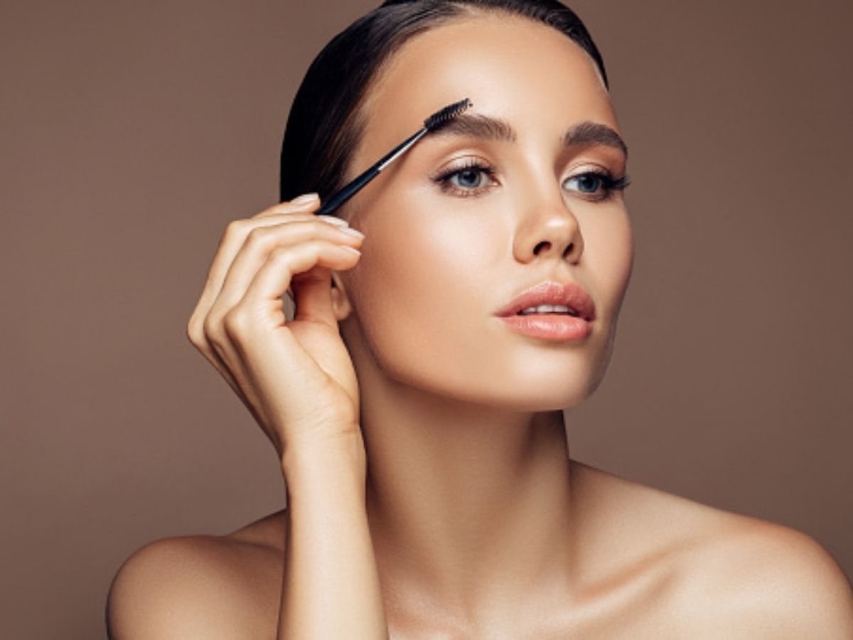 come depilare le sopracciglia con la pinzetta