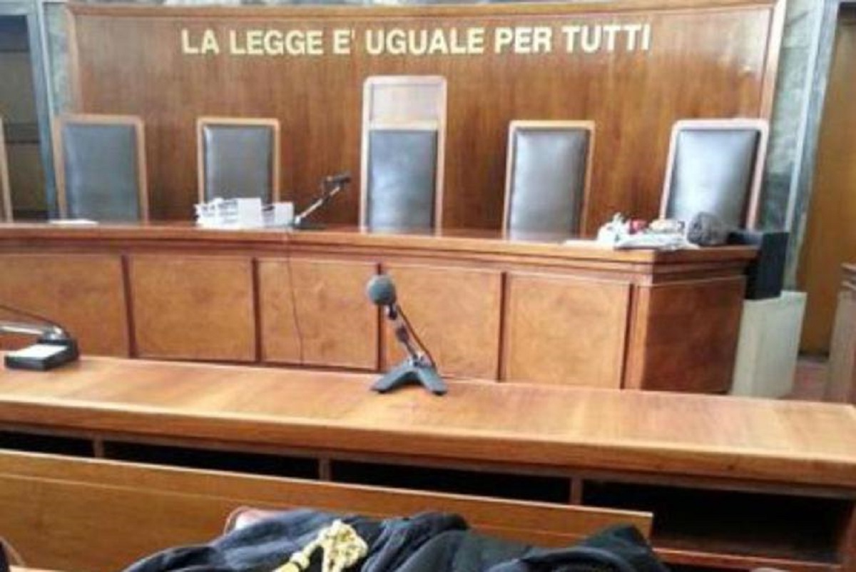 revenge porn maestra torino licenziata direttrice