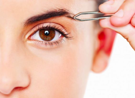 come depilare le sopracciglia con la pinzetta