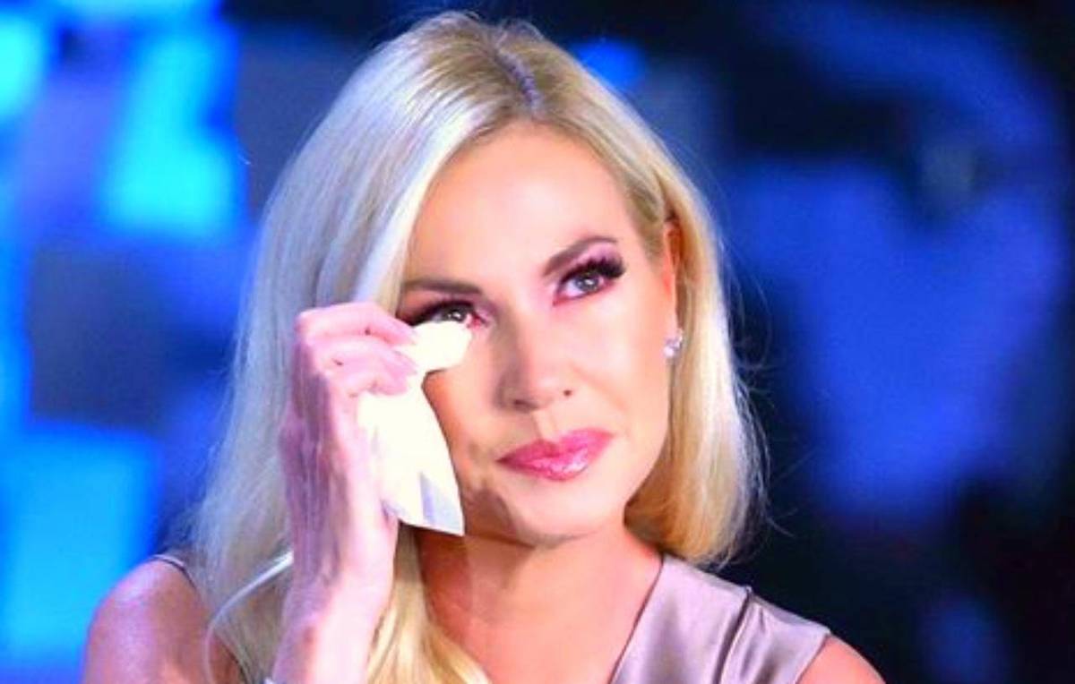 Federica Panicucci e l’incidente domestico: dita fasciate a Mattino5