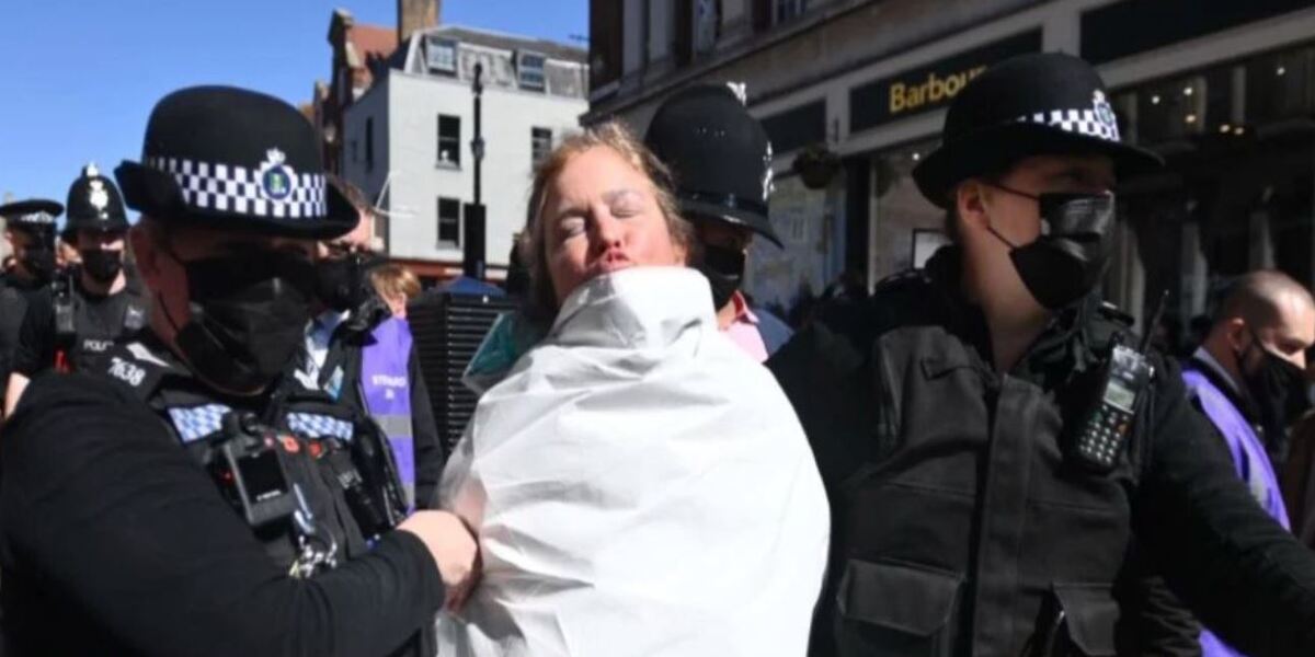 funerali principe filippo donna si denuda