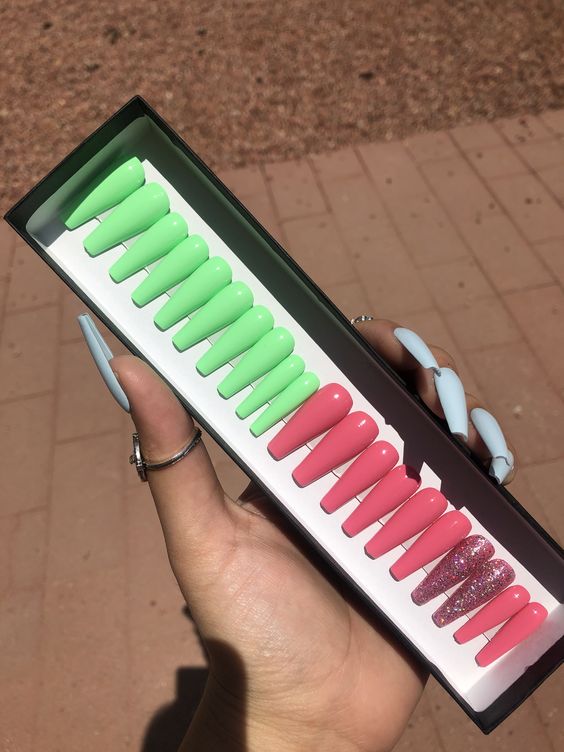 press-on nails tendenza mani