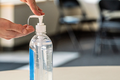 mani screpolate per gel igienizzante