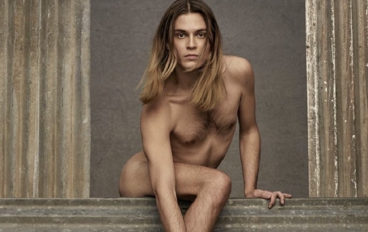 Valentino modello nudo con borsa