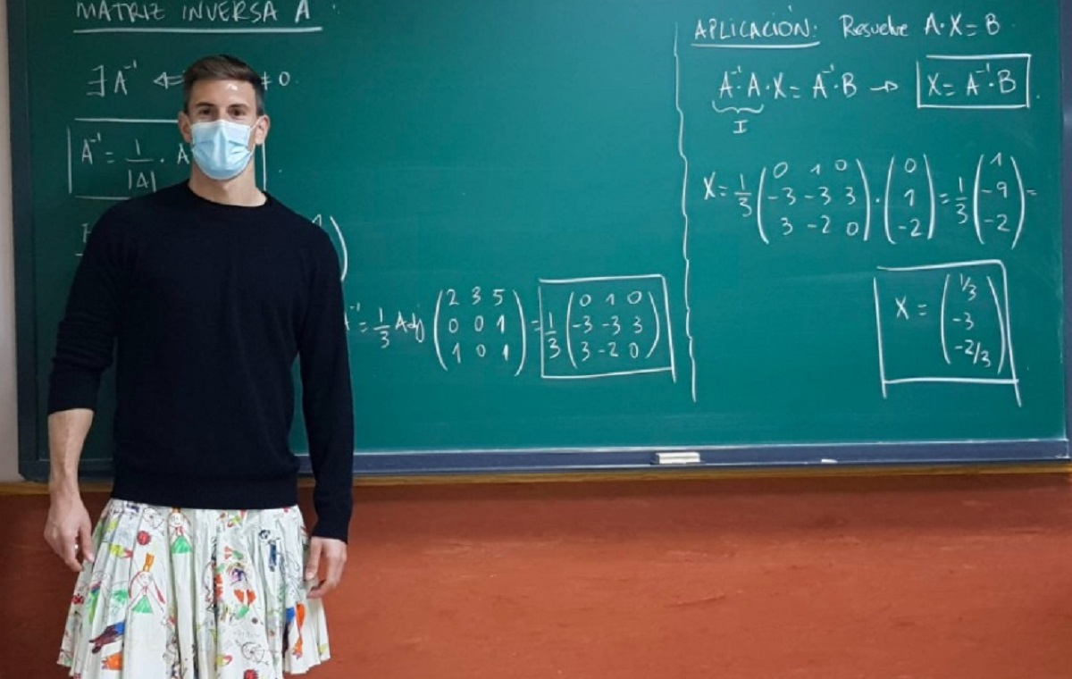 Professori a scuola con la gonna: