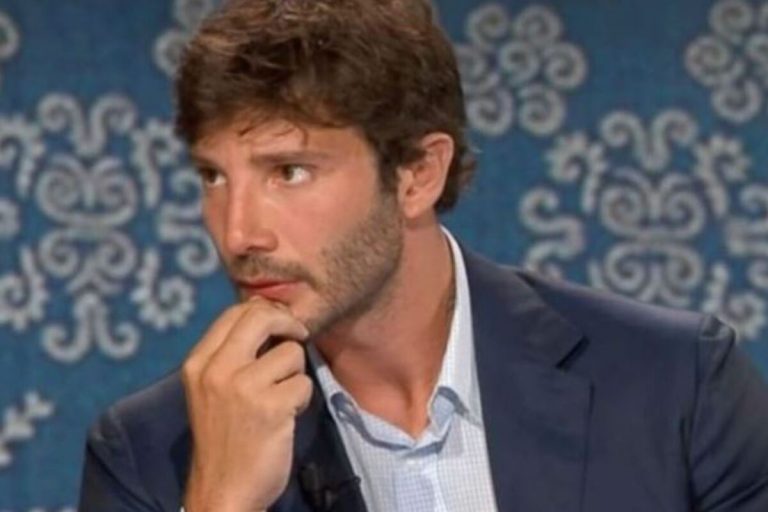 stefano de martino programma mediaset