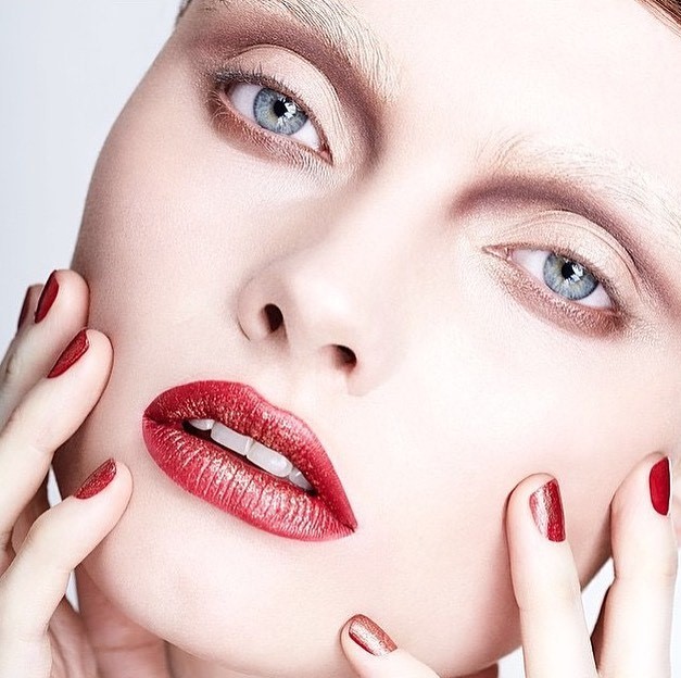 sopracciglia decolorate