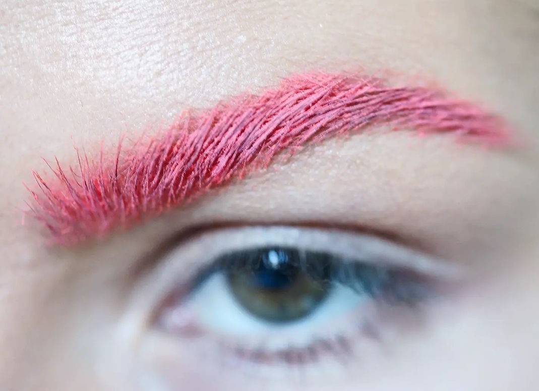 sopracciglia decolorate