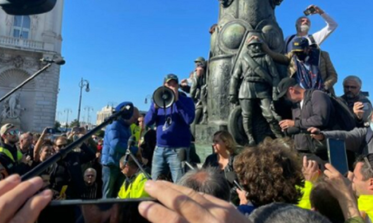 Portuale No green pass ricoverato