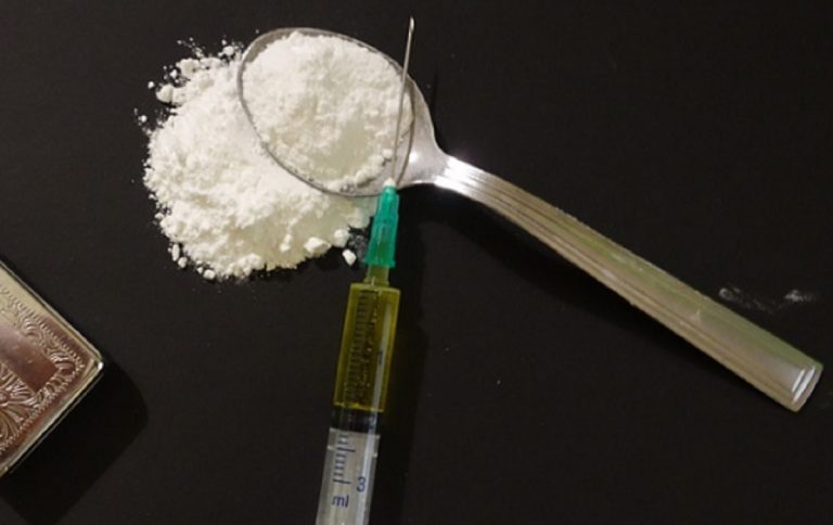 eroina ai figli per farli dormire