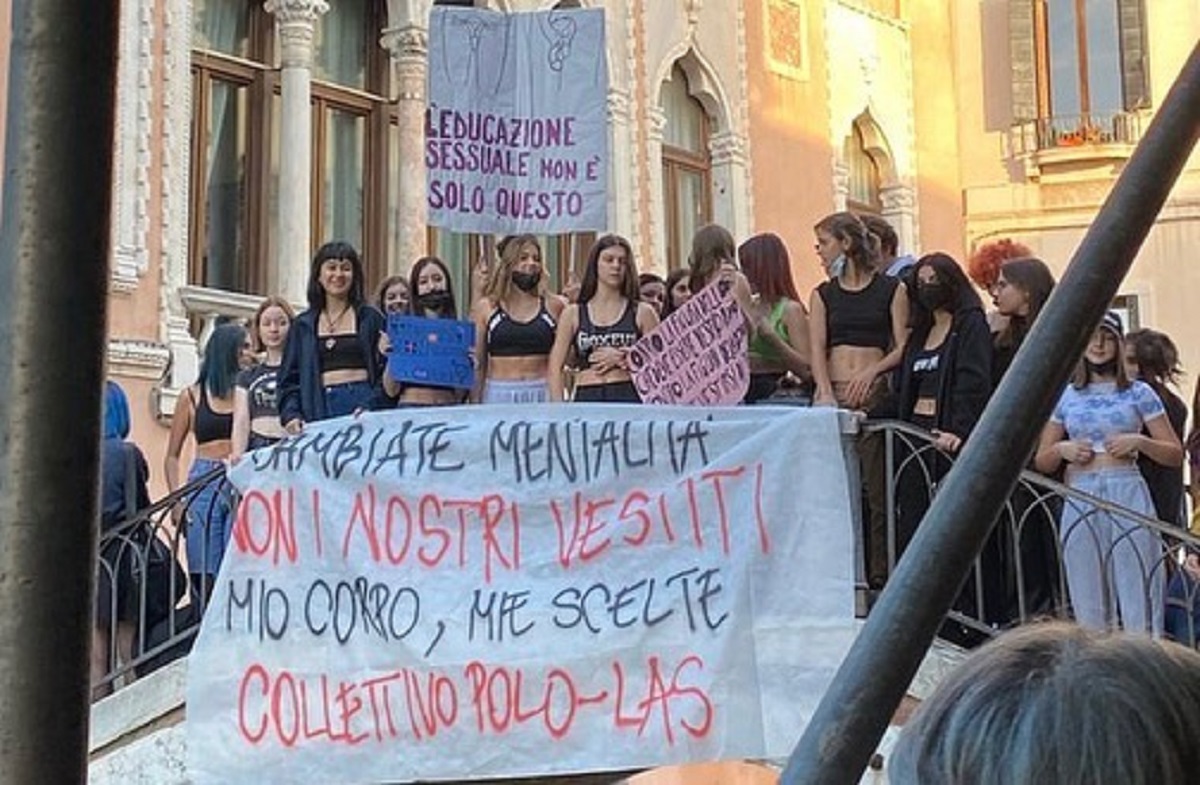 Venezia, top di ginnastica vietato alle ragazze: “Distraggono i maschi”