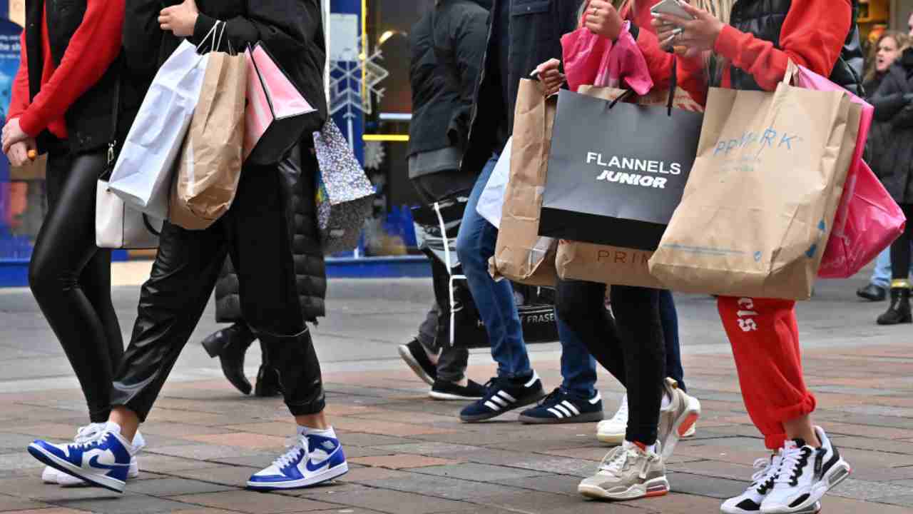 Saldi invernali 2022: cosa comprare e come approfittare degli sconti