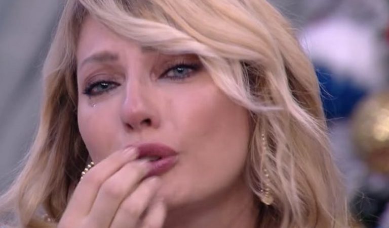 GF Vip, Manila si ferisce con un coltello: interviene un medico