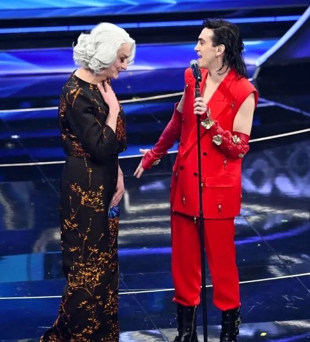 sanremo 2022 perch&eacute; cantanti indossano guanti