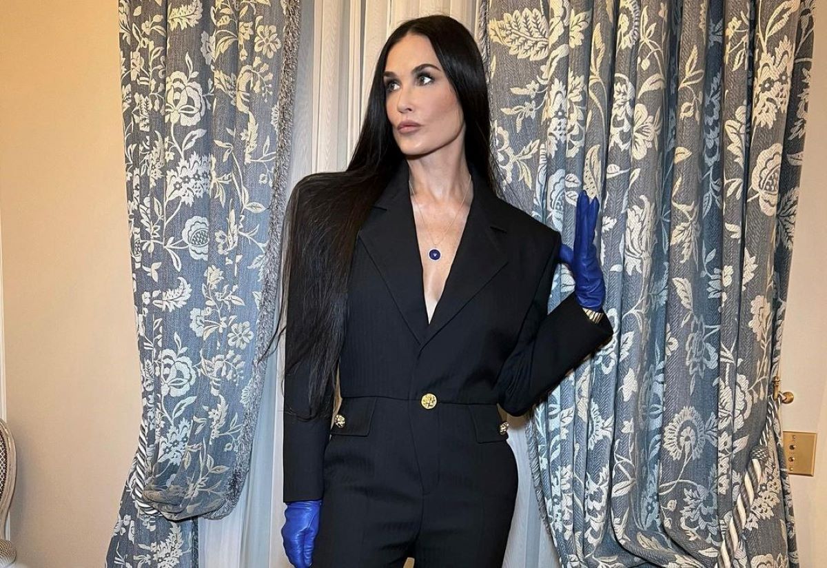 demi moore guanti sfilata parigi