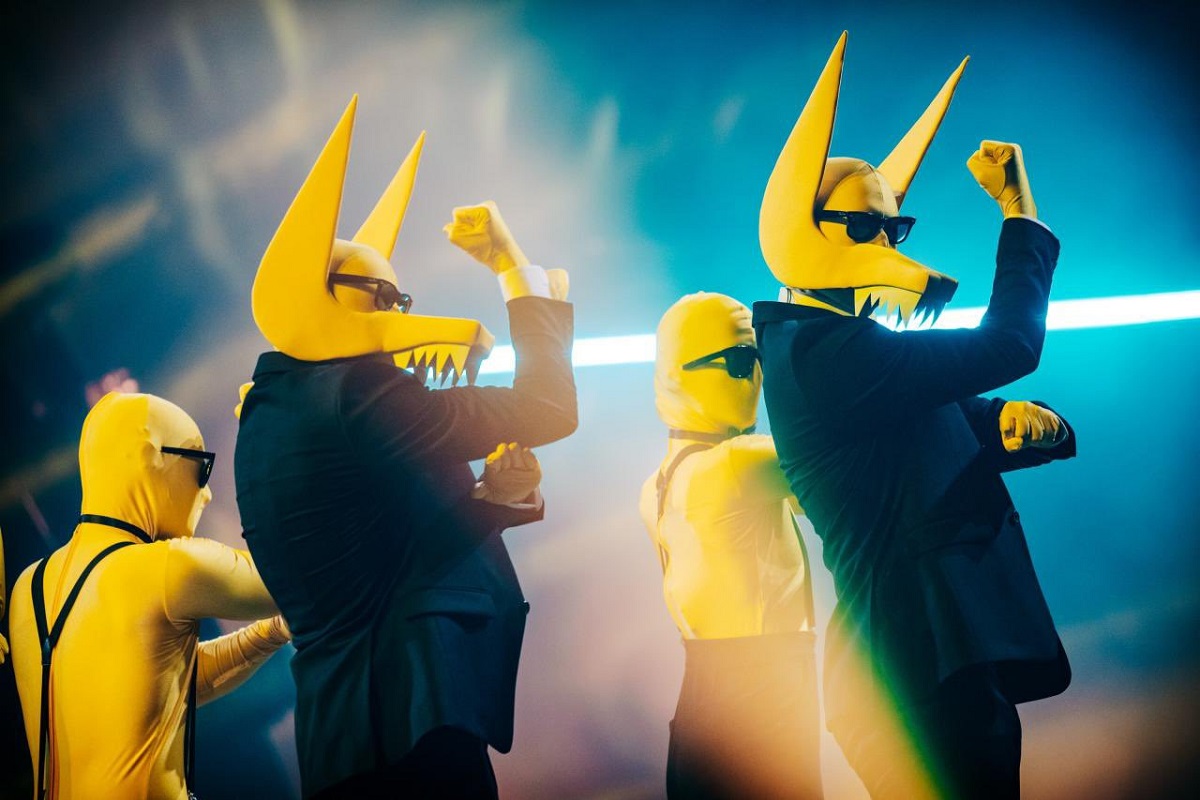 give that wolf a banana testo significato