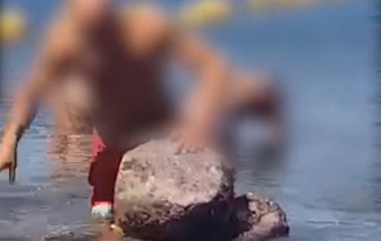 La scena della distruzione dello scoglio ripresa in un video