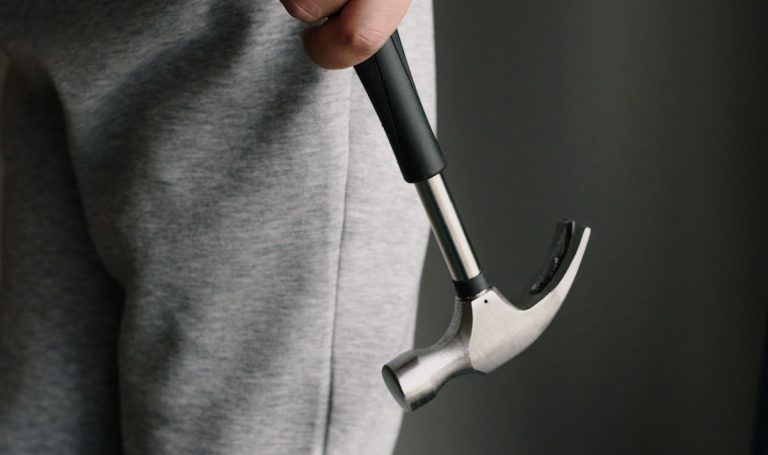 Martellate tra vicini: foto di un martello