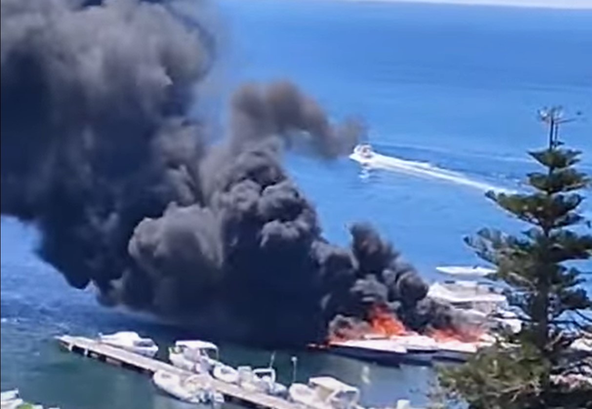 Tre barche in fiamme a Marsala