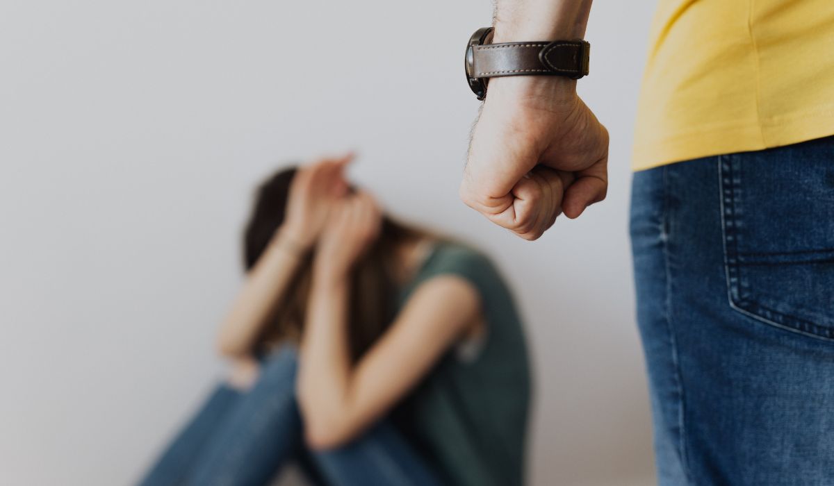 Uomo che picchia donna