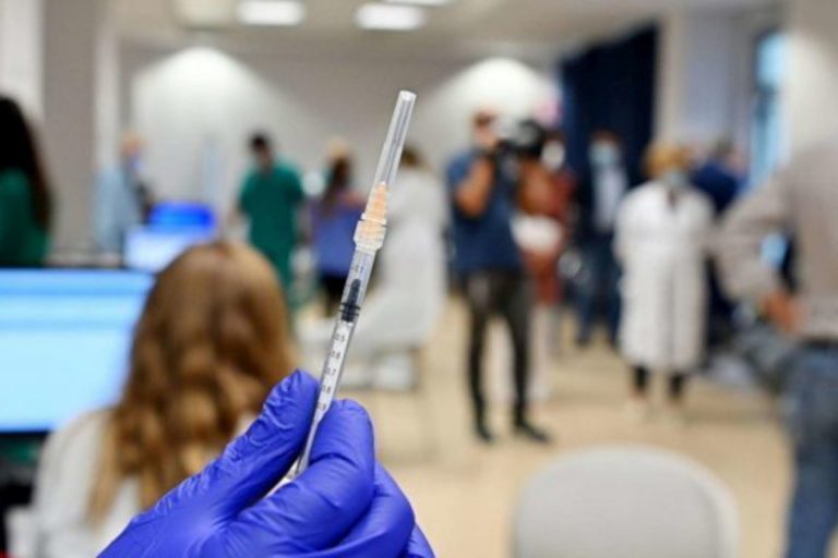 Vaccini contro influenza e Covid in farmacia