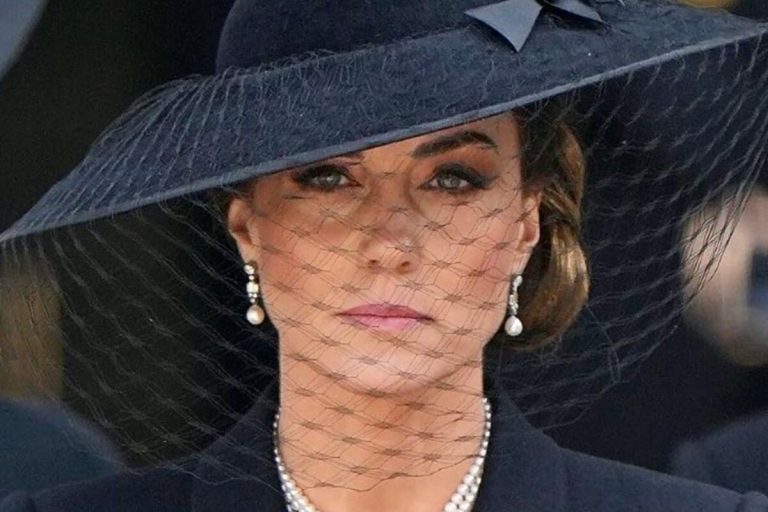 Royal Family sollevare abiti