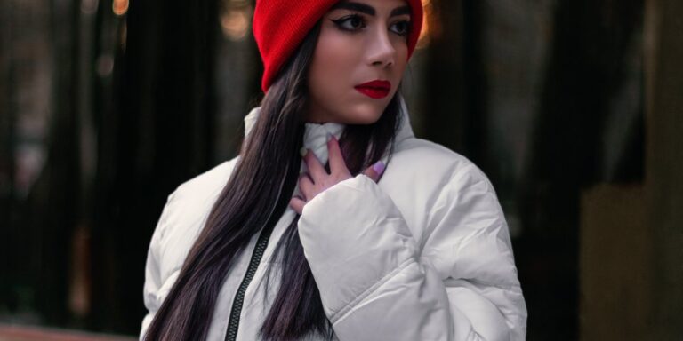 Ragazza con indosso un piumino